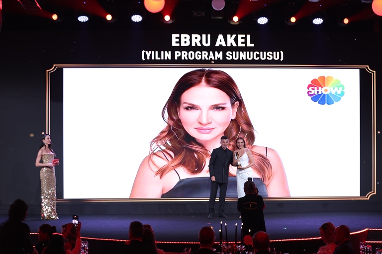 Ebru Akel: Yln Program Sunucusu Seçildi, Ekranlardaki Baarsn Ald Bu Ödülle Bir Kez Daha Kantlad 